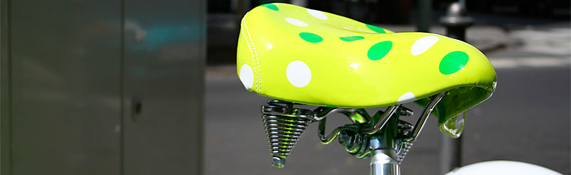 En cykelsadel är ett exempel på en vara som kan innehålla mjukgörare och den kan vara målad med färg.